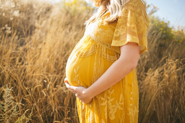 ibu-hamil-yellow-dress